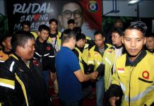 Pernah Bimbing Pa’bentor, Ojol Tiba tiba Geruduk Posko Rudal di Pettarani FOTO: Rusdin Abdullah saat menerima kedatangan komunitas ojek online di Posko Rudal Jl. AP Pettarani (Playover) Km. 4 Makassar. Kamis (27/6) malam.