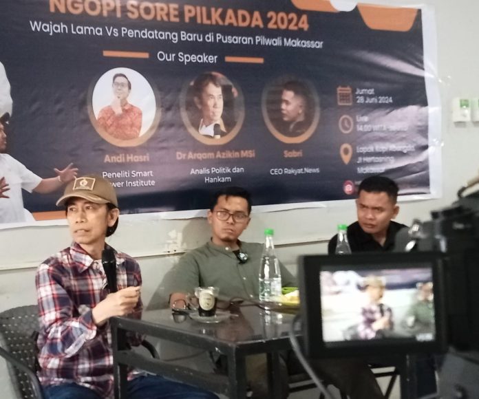 FOTO: Arqam Azikin narasumber dialog publik ngopi sore Pilkada 2024 oleh Komunitas Jurnalistik Politik digelar di Lapak Kopi Abangda, Jalan Hertasning Makassar. Jumat (28/6).