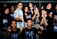 Gabung ke D’Rudal Tim, Anak Anak Milenial Tertarik Belajar Politik Santun ke Rusdin Abdullah FOTO: Rusdin Abdullah bersama anak anak milenial di Posko Rudal di Jalan AP Pettarani Makassar, Sulawesi Selatan.