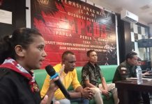 Ingin Papua Damai, Mahasiswa Maluku Gelar ‘Diskusi Papeda’ di Makassar FOTO: Julia Ratuanik Mahasiswa Universitas Hasanuddin moderator diskusi Papeda di Cafe Pelangi Botolempangan kota Makassar, Sabtu (21/06/2024) malam.