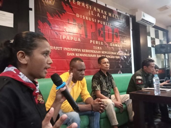 FOTO: Julia Ratuanik Mahasiswa Universitas Hasanuddin moderator diskusi Papeda di Cafe Pelangi Botolempangan kota Makassar, Sabtu (21/06/2024) malam.