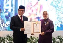 Danny Indira Raih Satyalencana Wira Karya dari Presiden Jokowi FOTO: Wali Kota Makassar Moh Ramdhan Pomanto atau Danny Pomanto bersama Ketua Tim Penggerak PKK kota Makassar saat memperlihatkan penghargaan Satyalencana Wira Karya dari Presiden Jokowi. (Via Facebook Danny Pomanto)