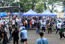 Warga Antri Pemeriksaan Kesehatan Gratis di Rudal Care Sudiang FOTO: Warga sekitar Sudiang ikut melakukan pemeriksaan kesehatan gratis di Rudal Care Sudiang.