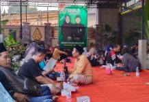 Bersama Jurnalis dan LSM, Gus Dulloh Hadiri Diskusi Kerakyatan yang Digelar di Markas BARRACUDA Gambar : Suasana agenda silahturahmi bertajuk diskusi kerakyatan yang digelar oleh Gus Dulloh dan Hadir Purwanto