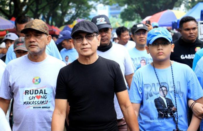 FOTO: Rusdin Abdullah saat melakukan jalan sehat di kawasan car free day di Sudiang, Kecamatan Biringkanaya, Kita Makassar.