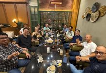 Rudal, Cicu dan Anggota Fraksi NasDem DPRD Makassar Gobrol Santai Bahas Pilwakot FOTO: Rusdin Abdullah, Ketua DPD NasDem Kota Makassar, Andi Rachamatika Dewi atau Cicu dan Anggota Fraksi NasDem DPRD Makassar gobrol santai di cafe Black Canyon, di Jalan Hertasning, Makassar. Selasa (2/7)