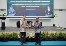 Kajari Sulsel MoU dengan PT KIMA di Makassar FOTO: Kepala Kejaksaan Tinggi (Kajari) Sulawesi Selatan (Sulsel), Agus Salim, S.H,M.H., menjadi pembicara “Pengamanan Aset dalam acara Penandatangan MoU Kejaksaan Tinggi Sulawesi Selatan dengan PT Kawasan Industri Makassar (KIMA). Kegiatan tersebut bertempat di Hotel Claro Makassar, Selasa. (02/07/2024)