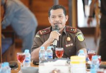 Diatas Kapal Phinisi, Kajati Sulsel Bahas Sosialiasi Nota Kesepahaman Kejaksaan RI dengan TNI FOTO: Kepala Kejaksaan Tinggi (Kajati) Sulawesi Selatan Agus Salim, S.H,M.H. (Dok. Kasipenkum Kejati Sulsel)