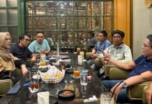 Suara Pileg Terbanyak di Dapil APPI, Cicu Siap Jadi Komandan Pasukan Rudal FOTO: Andi Rachmatika Dewi, Rusdin Abdullah (Rudal) bersama anggota fraksi partai Nasdem DPRD Makassar, Supratman, Irwan Djafar, Mario David, M. Yahya bersama Anggota Caleg NasDem terpilih Ruslan Lallo, Jufri Pabe, Odika Cakra Satriawa dan H. Saiful saat ngobrol santai di cafe Black Canyon, di Jalan Hertasning, Panakukang. Selasa (2/7). (Istimewa)