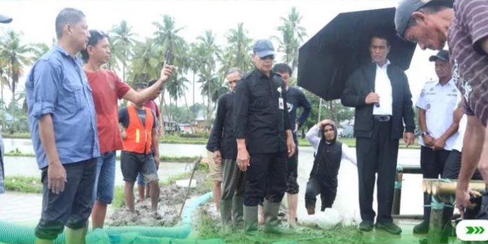 FOTO: Mentan nampak terlihat mengatur lokasi dimana Presiden Jokowi akan berkunjung ke desa Jaling, Kecamatan Awangpone, Kabupaten Bone, Sulawesi Selatan. (Istimewa)