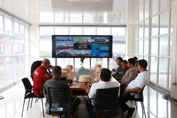 FOTO: Wakil Bupati Bulukumba Andi Edy Manaf, Sekretaris Daerah Bulukumba Muh Ali Saleng, serta Ketua Tim Penggerak PKK Kabupaten Bulukumba Hj Andi Herfida Muchtar menggelar rapat koordinasi di Lantai 4 Gedung Pinisi, Rabu, 3 Juli 2024.