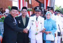 Masa Jabatan Bertambah 2 Tahun, Andi Utta Kukuhkan Kepala Desa dan BPD di Bulukumba FOTO: Bupati Andi Muchtar Ali Yusuf bersama salah satu kepala desa di kabupaten Bulukumba. (Istimewa)