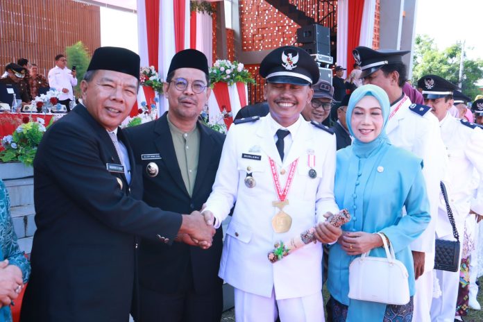 FOTO: Bupati Andi Muchtar Ali Yusuf bersama salah satu kepala desa di kabupaten Bulukumba. (Istimewa)