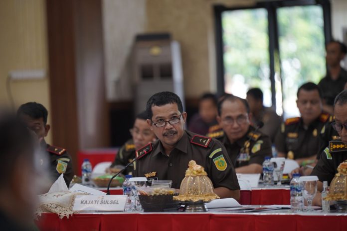 FOTO: Kepala Kejaksaan Tinggi (Kajati) Sulsel, Agus Salim, S.H., M.H. menghadiri Kunjungan Kerja (Kunker) Spesifik Komisi III DPR RI di Sulawesi Selatan. Kamis (04/07/2024). [Dok. Kejati Sulsel]