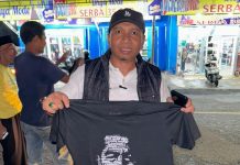 Diguyur Hujan, Warga Bulukumba Antusias Sambut Presiden dan Ibu Negara Iriana FOTO: Onny salah warga Bulukumba yang mendapatkan baju kaos dari Presiden Jokowi. (Istimewa)