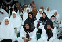 Posko Rudal Gelar Zikir, Ratusan Ibu ibu Majelis Taklim Doa’kan Rusdin Abdullah FOTO: Ibu ibu majelis usai salat magrib dan isya menggelar zikir dan doa di posko induk Rudal di Jalan AP Pettarani (Playover) Km. 4 Makassar.