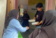 Tim Sahabat Rudal Ke Salodong, Warga Sampaikan Persoalan Air Bersih, Harap Perhatian Pemerintah FOTO: Tim Sahabat Rudal kembali menggelar Kegiatan Jumat berkah. Kali ini tim bakal calon Walikota Makassar, Rusdin Abdullah itu berada di Kelurahan Untia, Kecamatan Biringkanaya. Jumat (5/7)