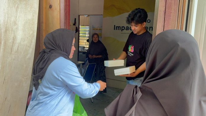 FOTO: Tim Sahabat Rudal kembali menggelar Kegiatan Jumat berkah. Kali ini tim bakal calon Walikota Makassar, Rusdin Abdullah itu berada di Kelurahan Untia, Kecamatan Biringkanaya. Jumat (5/7)