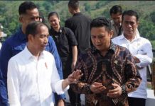 Di Takalar Presiden Jokowi Sapa AIA ‘Pak Gubernur’ FOTO: Wakil Ketua Komisi V DPR RI, Andi Iwan Dharmawan Aras terlihat mendampingi Presiden Joko Widodo. (Istimewa)