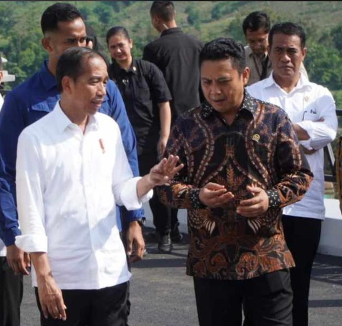 FOTO: Wakil Ketua Komisi V DPR RI, Andi Iwan Dharmawan Aras terlihat mendampingi Presiden Joko Widodo. (Istimewa)