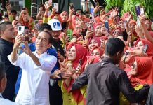Warga Banjiri Akun Media Sosial Presiden Jokowi Usai Kunjungi Bulukumba FOTO: Presiden Jokowi saat foto bersama karyawan Rumah Sakit Umum Daerah (RSUD) H. Andi Sulthan Daeng Radja di Kabupaten Bulukumba. (Muchlis Jr - Biro Pers Sekretariat Presiden)