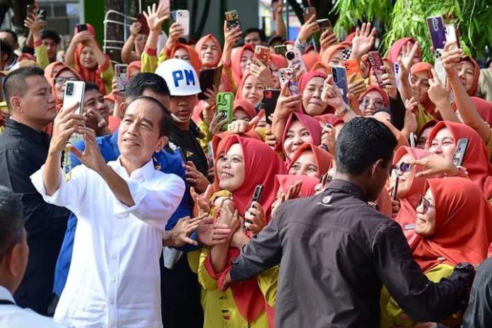 FOTO: Presiden Jokowi saat foto bersama karyawan Rumah Sakit Umum Daerah (RSUD) H. Andi Sulthan Daeng Radja di Kabupaten Bulukumba. (Muchlis Jr - Biro Pers Sekretariat Presiden)