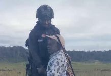 Jarak Tempuh 8 Hari, Yonif 751/ VJS Berhasil Kuasai Bandara dan Puskesmas di Agandugume Puncak Jaya FOTO: Warga di Distrik Agandugume, Kabupaten Puncak Jaya, Papua Tengah memeluk salah satu prajurit TNI AD dari Yonif 751/ VJS Jayapura yang telah menguasai wilayah tersebut. (Istimewa)