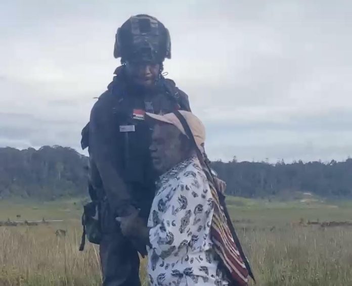 FOTO: Warga di Distrik Agandugume, Kabupaten Puncak Jaya, Papua Tengah memeluk salah satu prajurit TNI AD dari Yonif 751/ VJS Jayapura yang telah menguasai wilayah tersebut. (Istimewa)