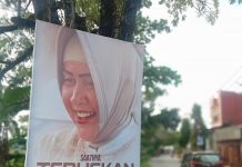APK Indira Mulai ‘Bungkus’ Makassar, RTQ Beri Sinyal Satu Partai akan Bergabung FOTO: Alat Peraga Kampanye (APK) Indira Yusuf Ismail di Jalan Raya Perumnas Antang, Kecamatan Manggala, Kota Makassar. (LN)