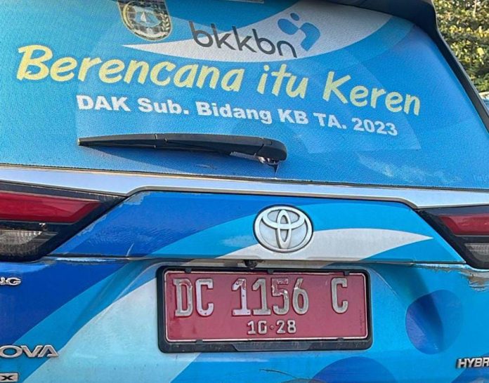 FOTO: Mobil dinas milik pemerintah kabupaten (Pemkab) Polman menabrak kendaraan milik warga asal kabupaten Gowa pada Sabtu (6/7).