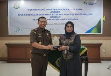 Kejati Sulsel MoU dengan BPJS Ketenagakerjaan Wilayah Sulawesi Maluku FOTO: Kajati Sulsel Agus Salim dan Mintje Wattu, Kepala Kantor Wilayah BPJS Ketenagakerjaan Kanwil Sulawesi Maluku, Mintje Wattu. (Dok. PENKUM Kejati Sulsel)