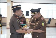 Kajati Lantik 4 Kajari, 1 Pejabat di Kejaksaan Tinggi Sulsel FOTO: Kepala Kejaksaan Tinggi Sulawesi Selatan, Agus Salim melantik dan mengambil Sumpah Jabatan empat Kepala Kejaksaan Negeri dan Asisten Bidang Pembinaan (Asbin) Kejati Sulsel. Selasa (09/07/2024).