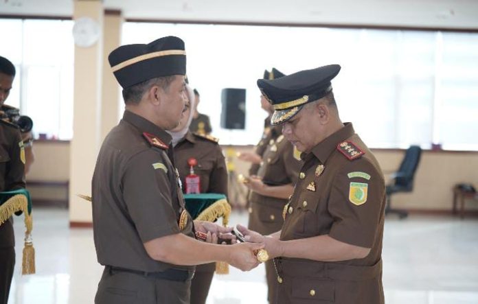 FOTO: Kepala Kejaksaan Tinggi Sulawesi Selatan, Agus Salim melantik dan mengambil Sumpah Jabatan empat Kepala Kejaksaan Negeri dan Asisten Bidang Pembinaan (Asbin) Kejati Sulsel. Selasa (09/07/2024).