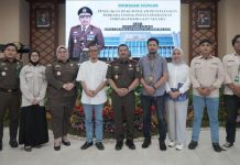 Kejaksaan Tinggi Sulsel Gelar Seminar Hukum dengan Dua Kampus di Makassar FOTO: Kepala Kejaksaan Tinggi Sulsel bersama peserta Seminar Hukum di Baruga Adhyaksa Kejaksaan Tinggi Sulawesi Selatan, Jalan Urip Sumohardjo Km 4 Makassar. Selasa (09/07/2024)