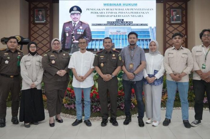 FOTO: Kepala Kejaksaan Tinggi Sulsel bersama peserta Seminar Hukum di Baruga Adhyaksa Kejaksaan Tinggi Sulawesi Selatan, Jalan Urip Sumohardjo Km 4 Makassar. Selasa (09/07/2024)