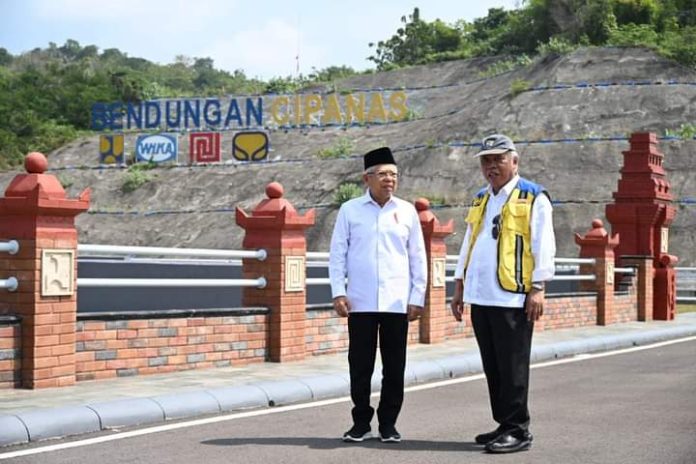 FOTO: Wapres KH Maruf Amin bersama Menteri PUPR Basuki Hadimuljono saat meresmikan Bendungan Cipanas, di Desa Cibuluh, Kecamatan Ujungjaya, Kabupaten Sumedang, Provinsi Jawa Barat (Jabar). Selasa, (09/07/2024). (Dok. Seskab)