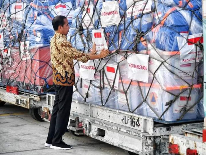 FOTO: Presiden Jokowi saat meninjau bantuan kemanusiaan dari pemerintah Indonesia di Pangkalan TNI AU Halim Perdanakusuma. Senin, 8 Juli 2024. (Muchlis Jr - Biro Pers Sekretariat Presiden)