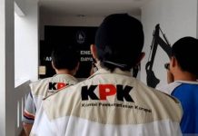 KPK Kembali OTT Kepala Daerah, Kali ini Bupati Cilacap ILUSTRASI: Penyidik KPK saat melakukan penggeledahan