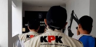 Usai OTT di Kantor Imigrasi Jakbar, KPK Cari Wamen Impas ILUSTRASI: Penyidik KPK saat melakukan penggeledahan