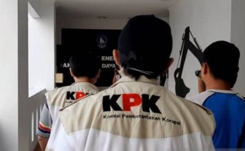 Usai OTT di Kantor Imigrasi Jakbar, KPK Cari Wamen Impas ILUSTRASI: Penyidik KPK saat melakukan penggeledahan