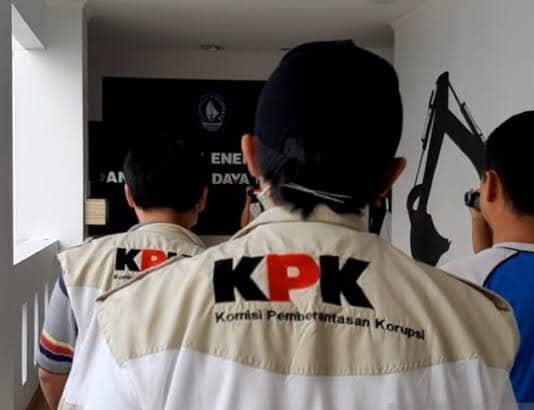 Usai OTT di Kantor Imigrasi Jakbar, KPK Cari Wamen Impas ILUSTRASI: Penyidik KPK saat melakukan penggeledahan