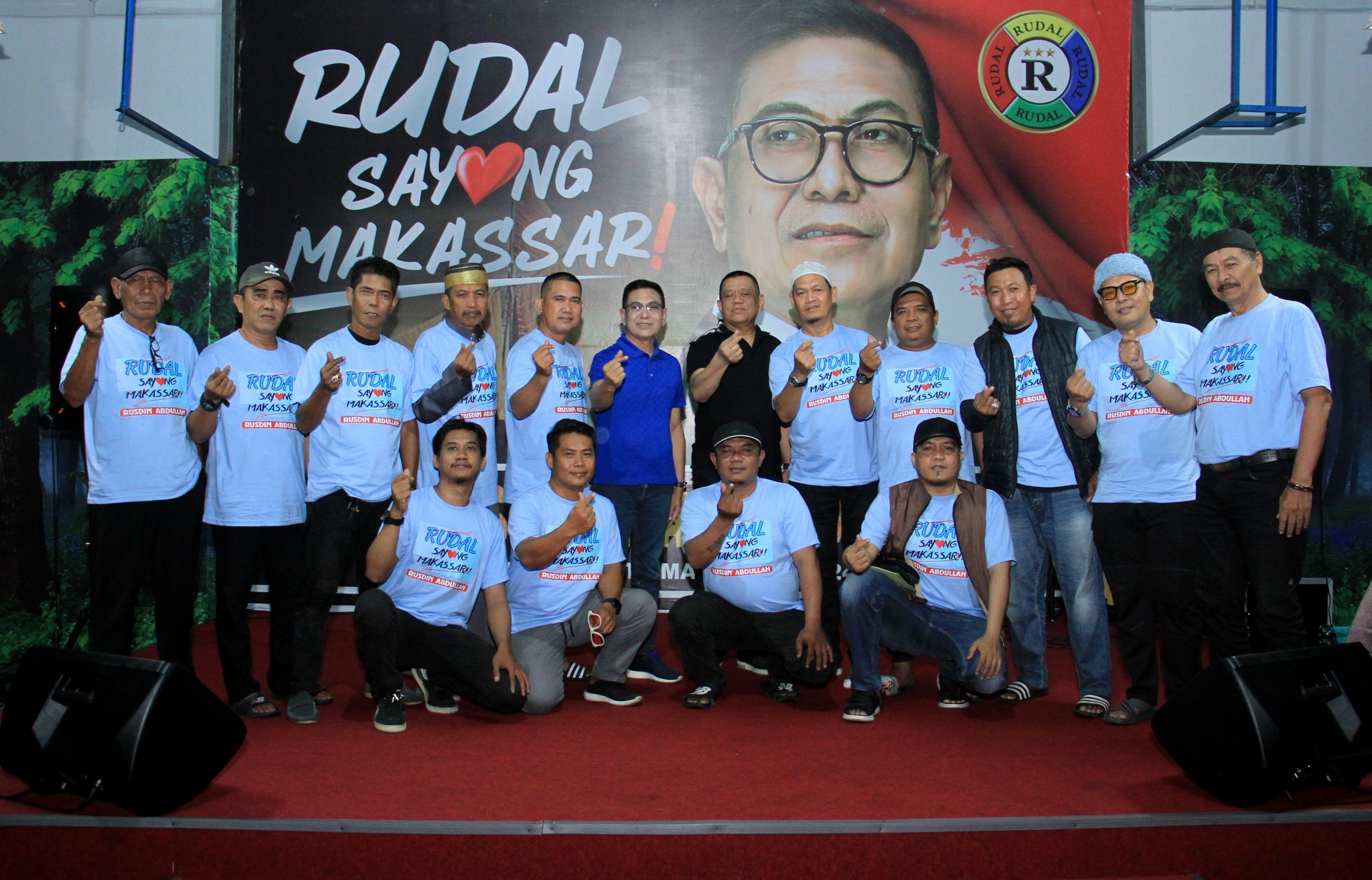 FOTO: Bakal Calon Wali Kota Makassar Rusdin Abdullah saat foto bersama dengan komunitas Anak Utara Riolo saat berkunjung ke posko Induk Rudal di Jalan AP Pettarani (Playover) Km 4 Makassar. Selasa malam (9/7).