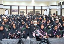 Tak Berpenampilan ‘Wah’, Jamaah Haji Asal Kabupaten Wajo Kompak Berbaju Batik FOTO: Rombong jamaah haji kelompok terbang (Kloter) 22 asal kabupaten Wajo tampil beda saat tiba di Bandara Sultan Hasanuddin di Makassar-Maros. (Dok. Kemenag Sulsel)