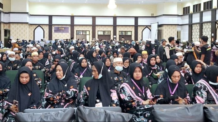 FOTO: Rombong jamaah haji kelompok terbang (Kloter) 22 asal kabupaten Wajo tampil beda saat tiba di Bandara Sultan Hasanuddin di Makassar-Maros. (Dok. Kemenag Sulsel)