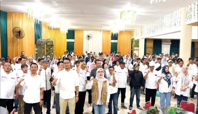 FOTO: Tim Sahabat Andi Seto saat dikukuhkan di gedung Balai Mutiara, Kota Makassar. Selasa (9/7)