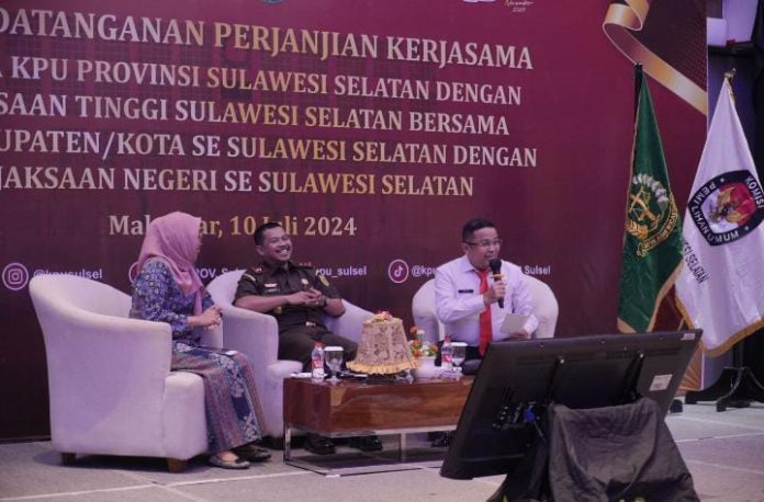 FOTO: Kejati Sulsel, Agus Salim saat menghadiri Seminar Hukum dengan Tema “Penegakan Hukum Dalam Penyelesaian Perkara Tindak Pidana Perbankan Terhadap Kerugian Keuangan Negara” di Baruga Adhyaksa Kejaksaan Tinggi Sulawesi Selatan, Jl. Urip Sumohardjo Km 4 Makassar. Selasa (09/07/2024). (Dok. PENKUM Kejati Sulsel)