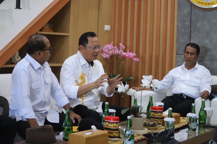 FOTO: Ketua Komisi IV DPR RI, Sudin dan Menteri Pertanian Andi Amran Sulaiman (Dok. Humas Kementan)