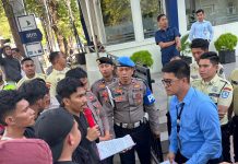 Dugaan Korupsi Rp 4,405 Trilliun, Pemuda dan Mahasiswa Geruduk Bank SulSelBar FOTO: PT. Askrida dan Bank SulSelBar di jalan Ratulangi Kota Makassar jadi sasaran aksi unjuk rasa oleh Pemuda dan Mahasiswa Penegak Hukum. Rabu (10/7).