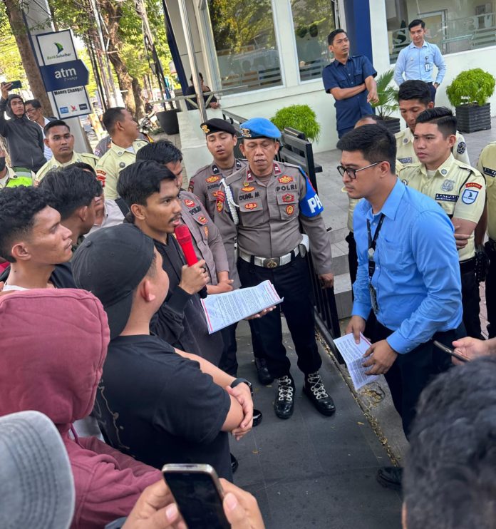 FOTO: PT. Askrida dan Bank SulSelBar di jalan Ratulangi Kota Makassar jadi sasaran aksi unjuk rasa oleh Pemuda dan Mahasiswa Penegak Hukum. Rabu (10/7).