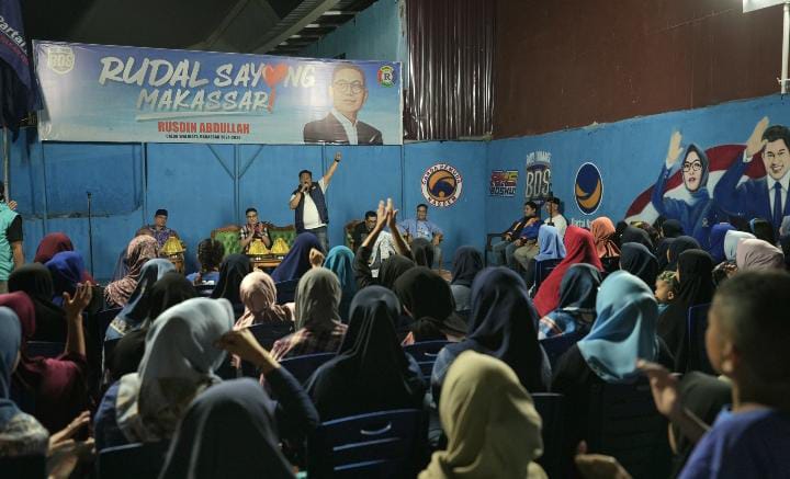 FOTO: Kader Partai NasDem Sulsel, Budi Dumais saat mendampingi Rusdin Abdullah menemui warga Bara - Baraya Utara di Kecamatan Makassar. Rabu (10/7).